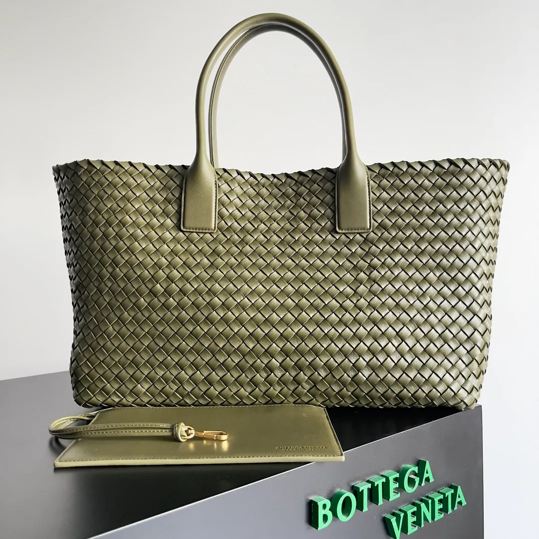 Batch 2860 Classic returns... (large size 51cm) • Cabat, born in 2001, is one of the most iconic styles of the Bottega Veneta workshop. The whole bag is made of top-grade imported lambskin. There is no exposed logo on the whole bag, but with the classic wide woven elements, you can tell who it belongs to at a glance! Can be carried on one shoulder, very practical! Style number: 608811 Size: 51*18*28